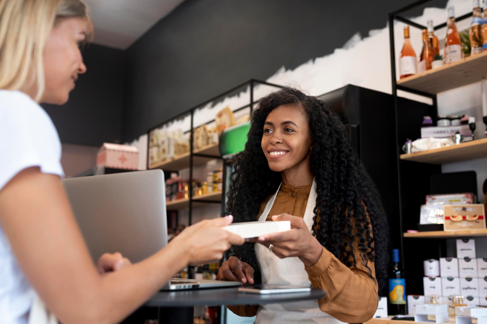 Capacitação online ensina lojistas a se comunicarem melhor com o cliente